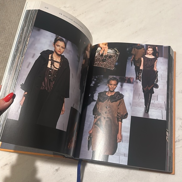 Louis Vuitton Coffee Table Book - Picture 2 of 5